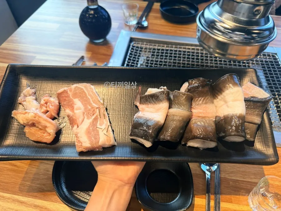 테이블에 세팅된 장어 무한리필 한 상