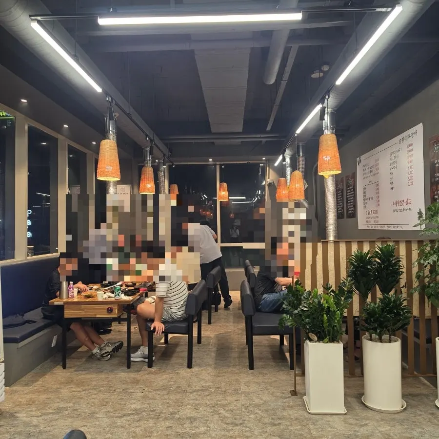 High-ceilinged dining hall at Songnim Bok Jangeo Ansan City Hall branch