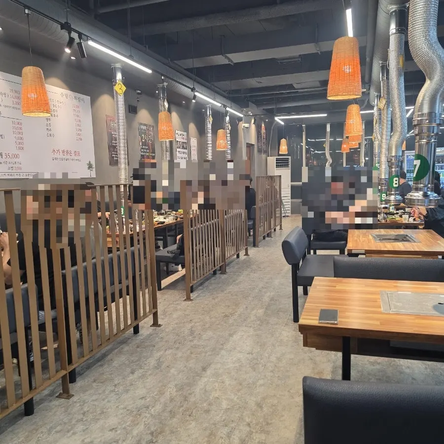 Tables with wooden partitions and smoke ventilation pipes