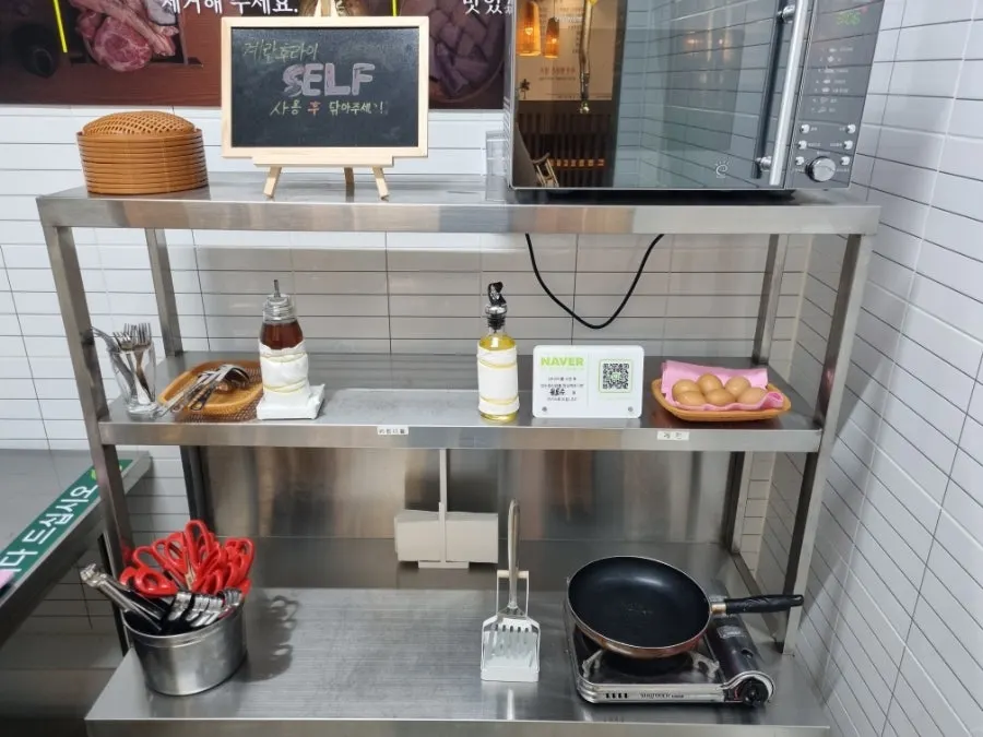 Self-bar corner with side dishes and lettuce wraps