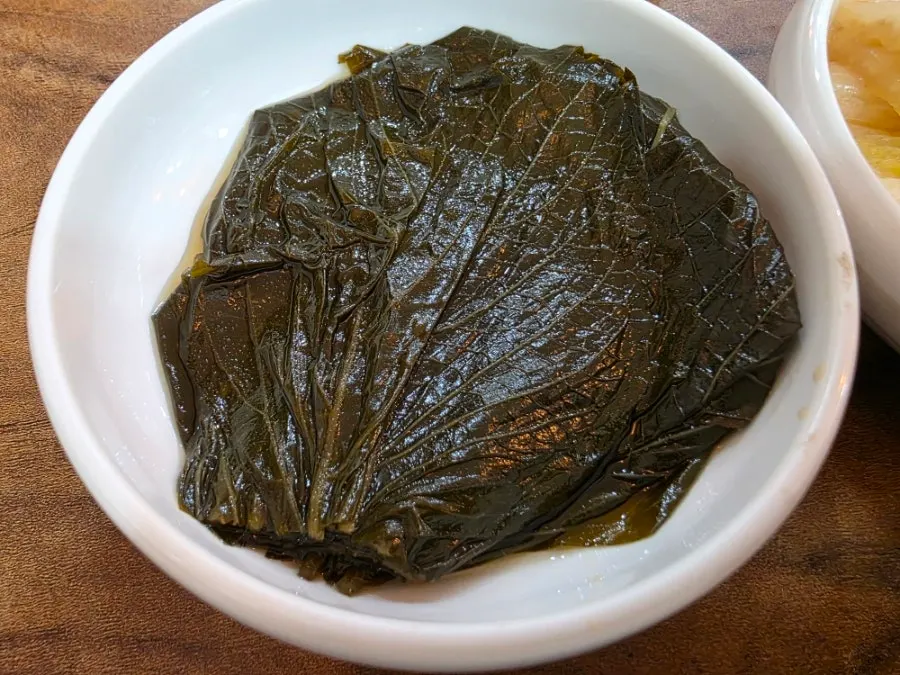 생강채와 깻잎지 등 기본찬 한 상