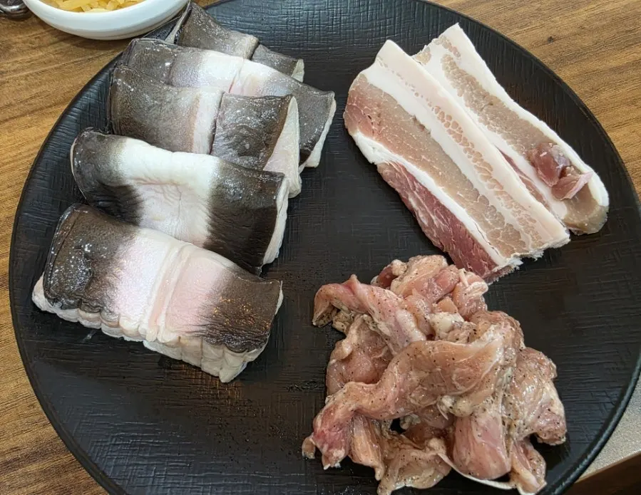 기본으로 나온 장어와 고기 접시