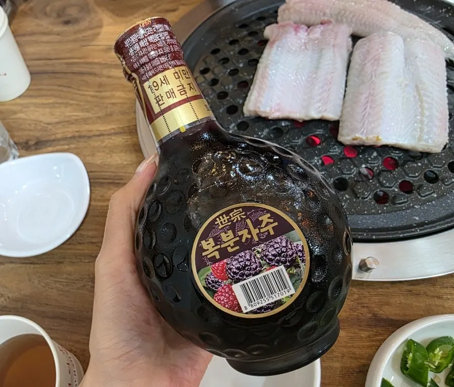달궈진 불판에 올린 민물장어