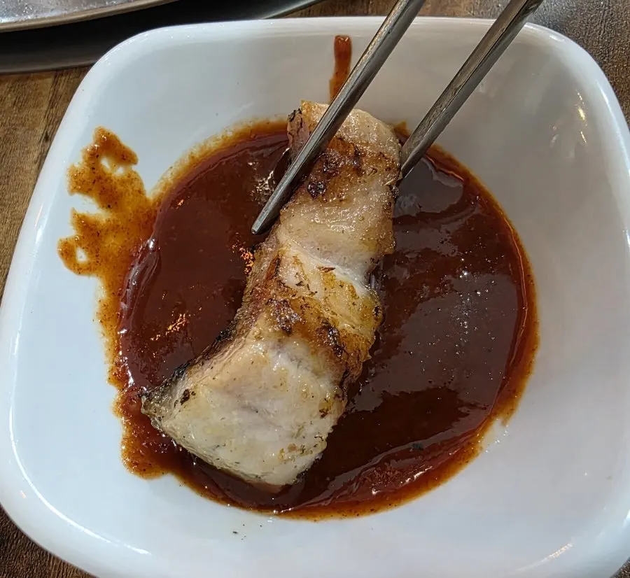 두툼하게 구워진 장어 한 점