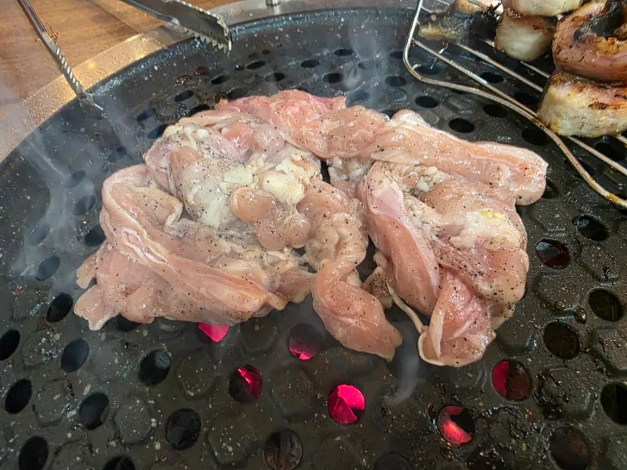 깻잎지와 생강채를 곁들인 장어 한 입