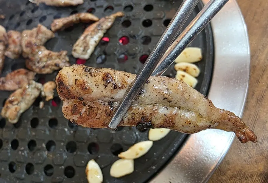 불판에 올린 닭목살