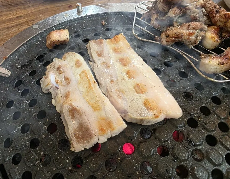 불판에서 구워지는 삼겹살