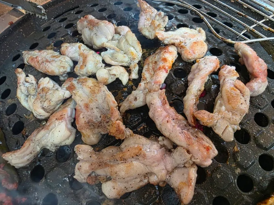 셀프바에서 리필해 온 닭목살