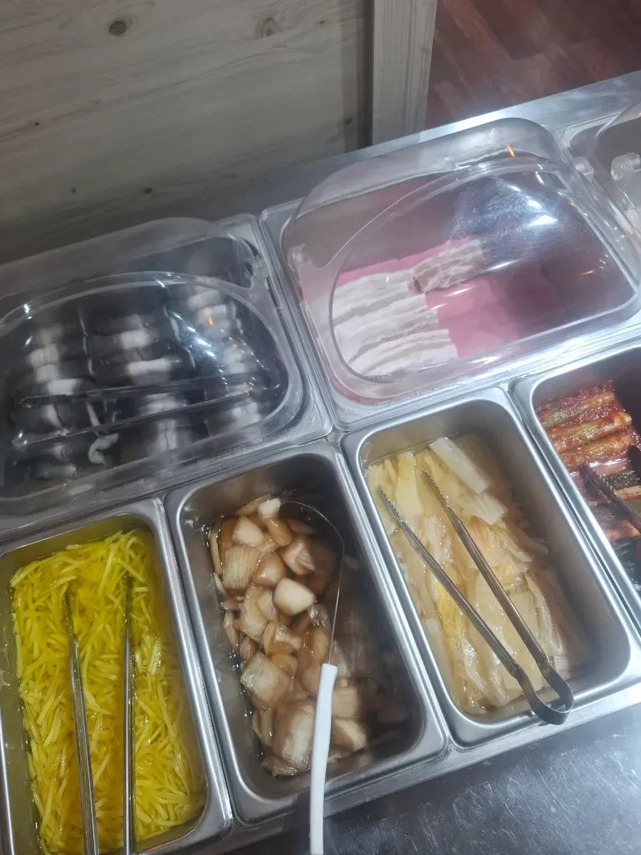무한리필로 추가한 통통한 장어 한 접시