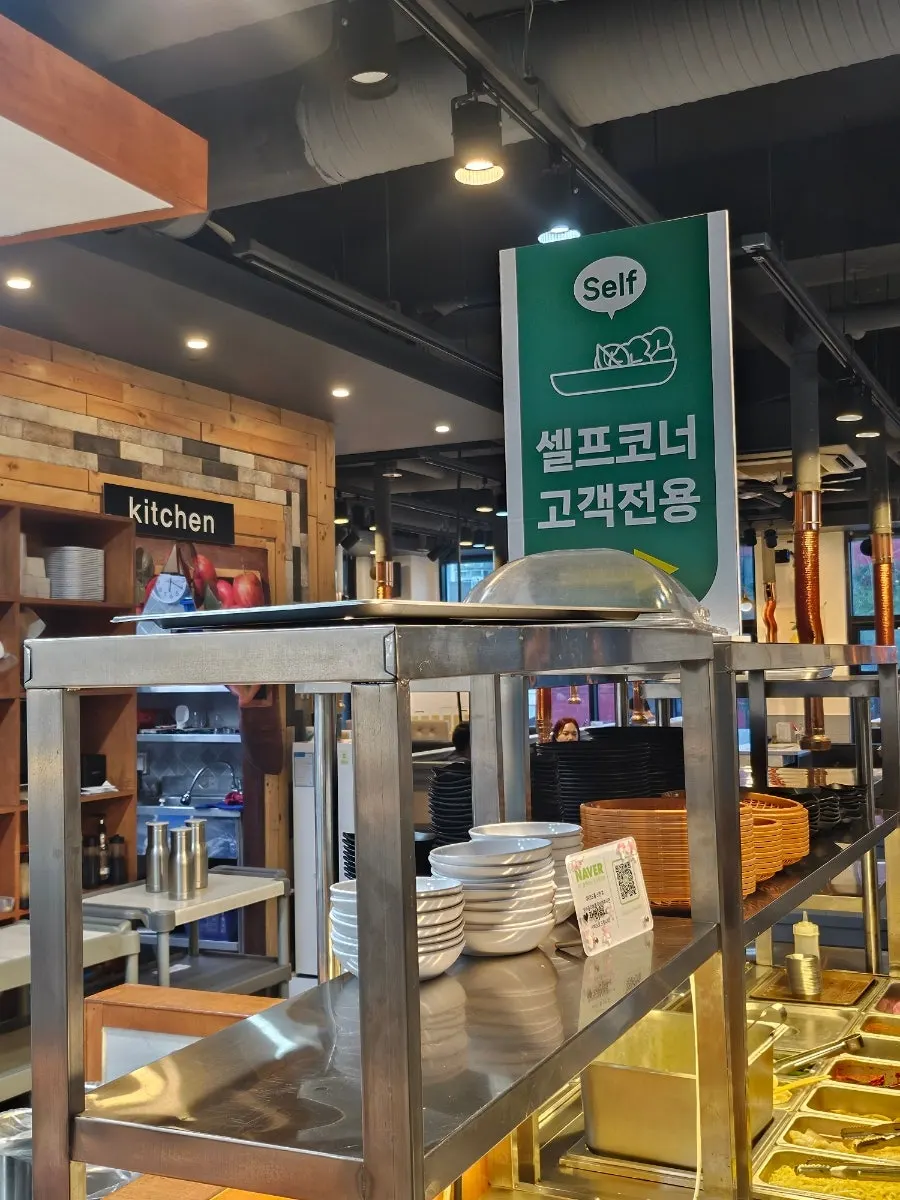View of the dining hall tables in the 130-pyeong Songrimbok space
