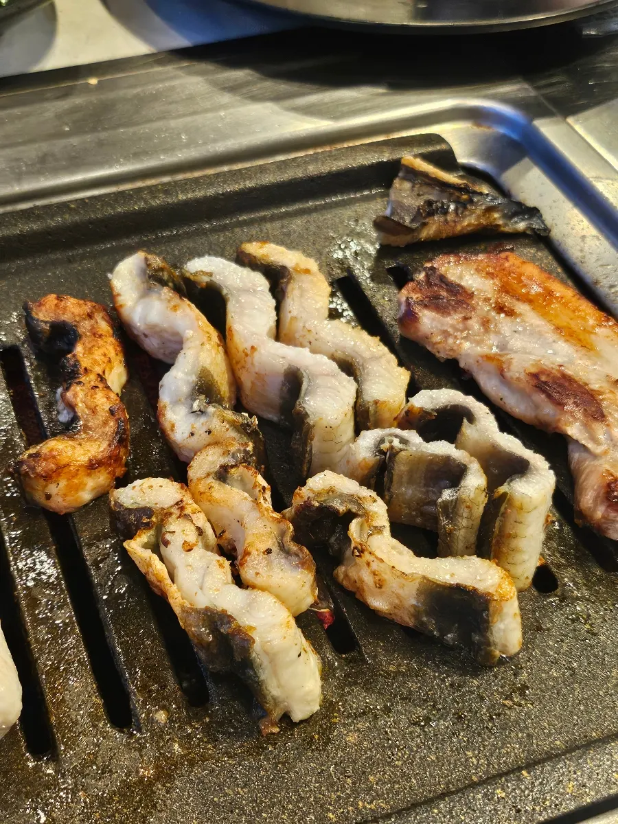 Grilled eel wrapped in lettuce