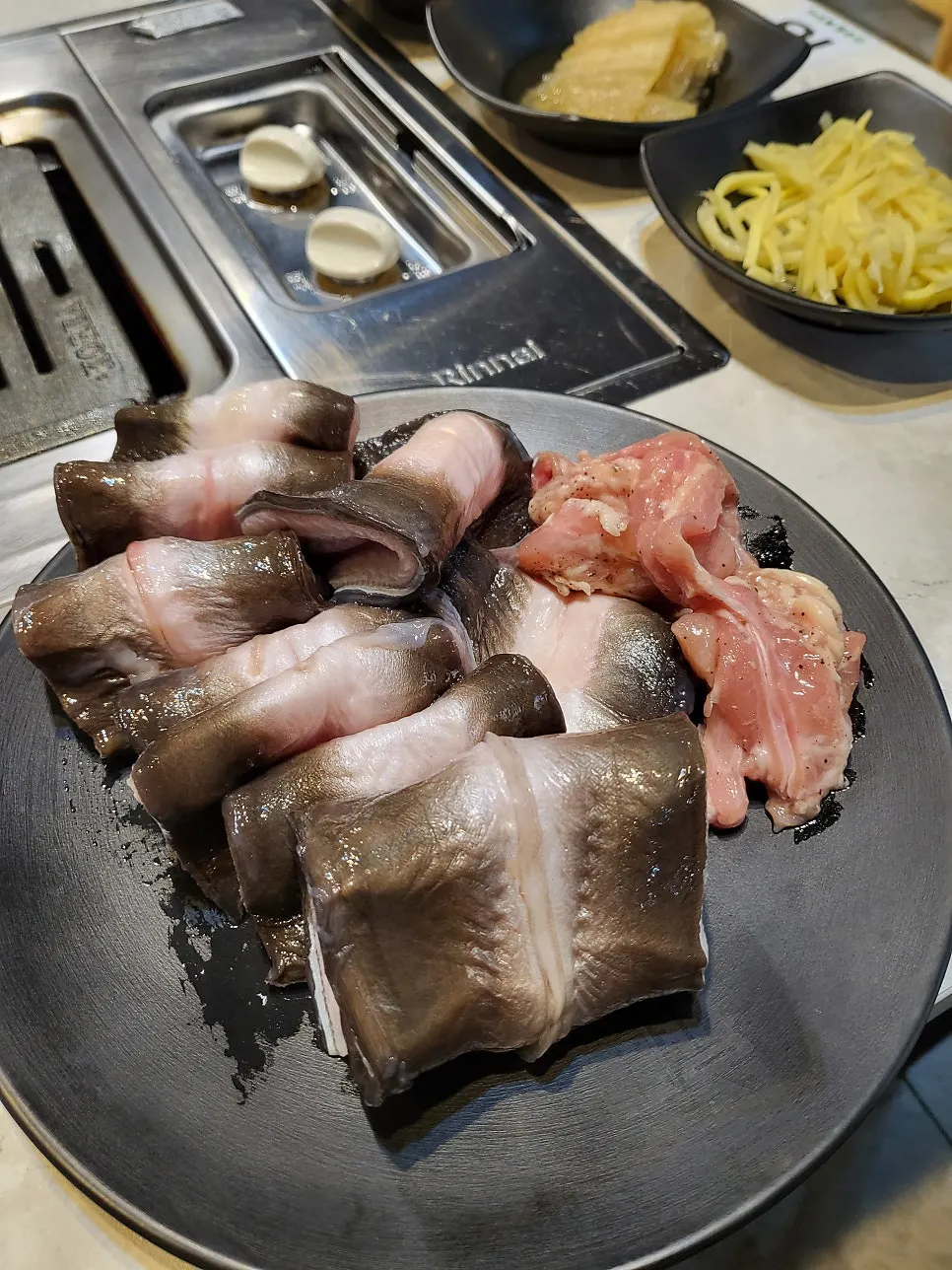 서비스로 나온 복분자주와 상차림