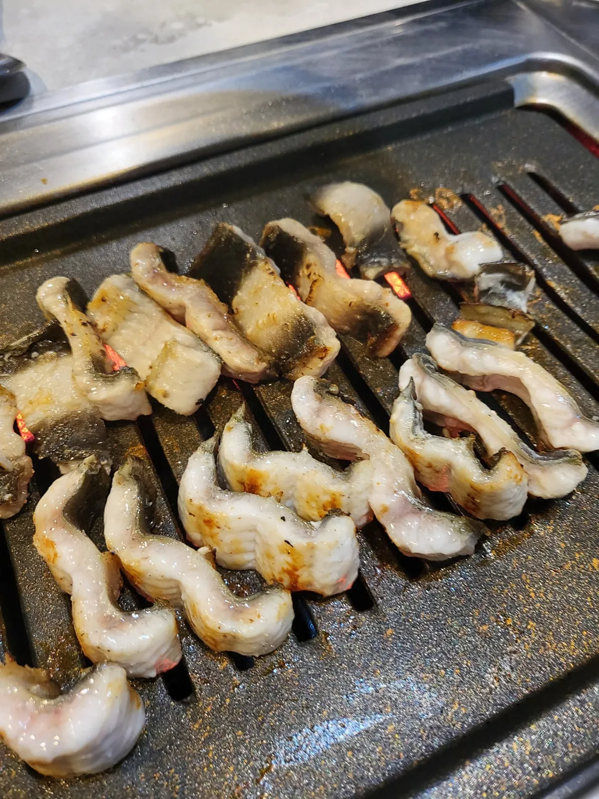 불판에 올린 두툼한 민물장어