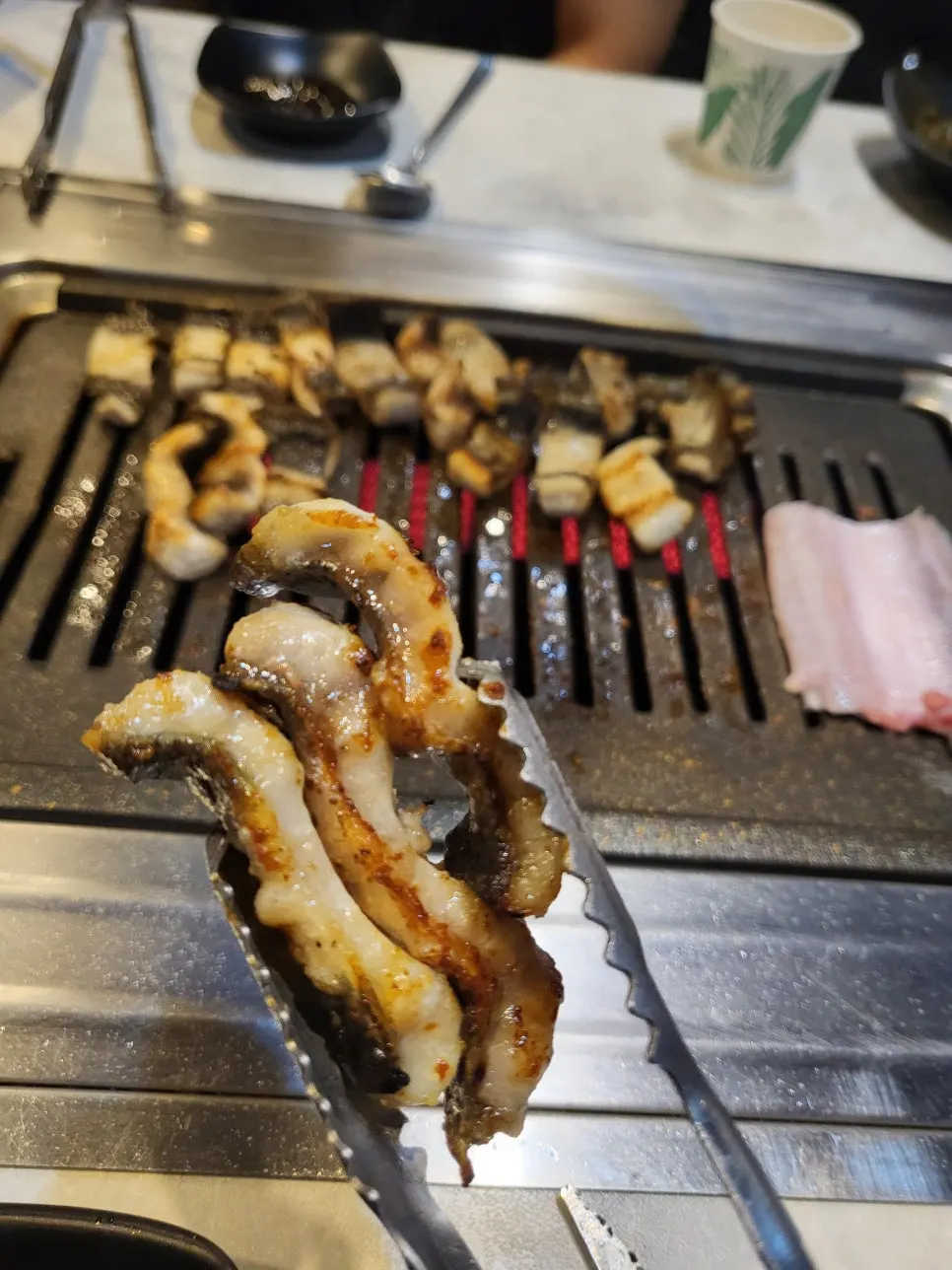 생강과 깻잎장아찌를 곁들인 장어 한 점