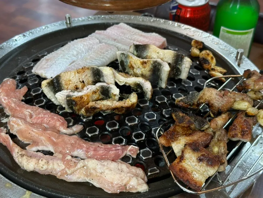 Grilled eel wrapped in lettuce