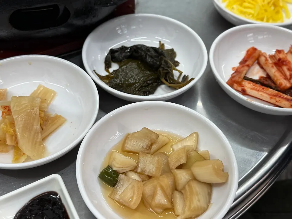 Self-serve bar corner for picking up side dishes
