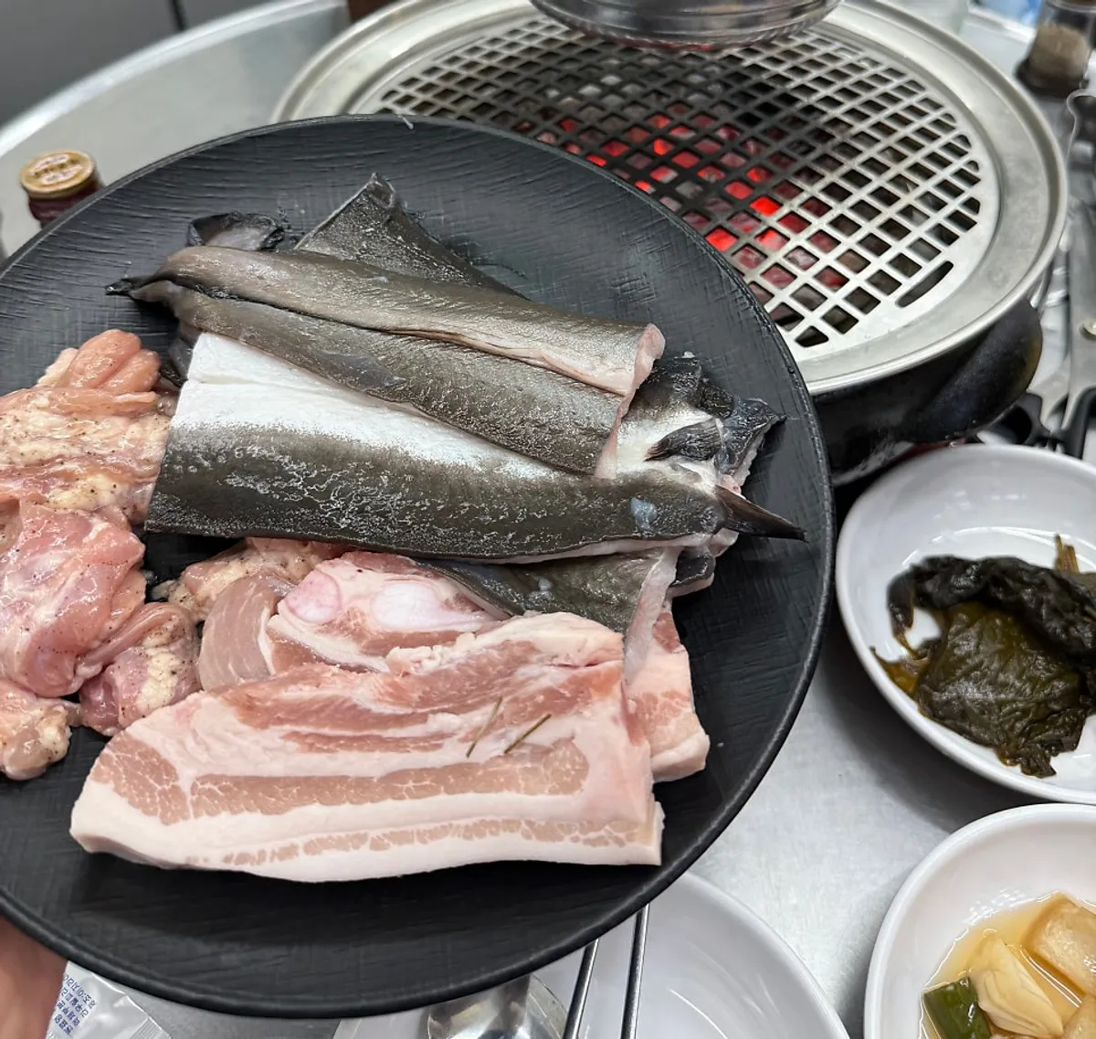 Sliced ginger, perilla leaf pickles, white kimchi, and other side dishes