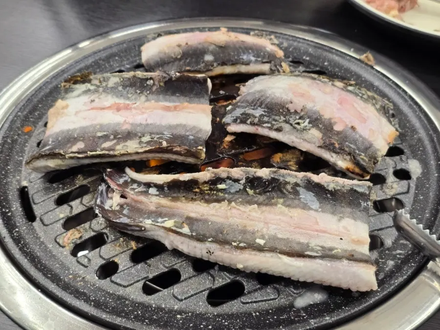셀프바에서 담아온 장어와 고기 접시