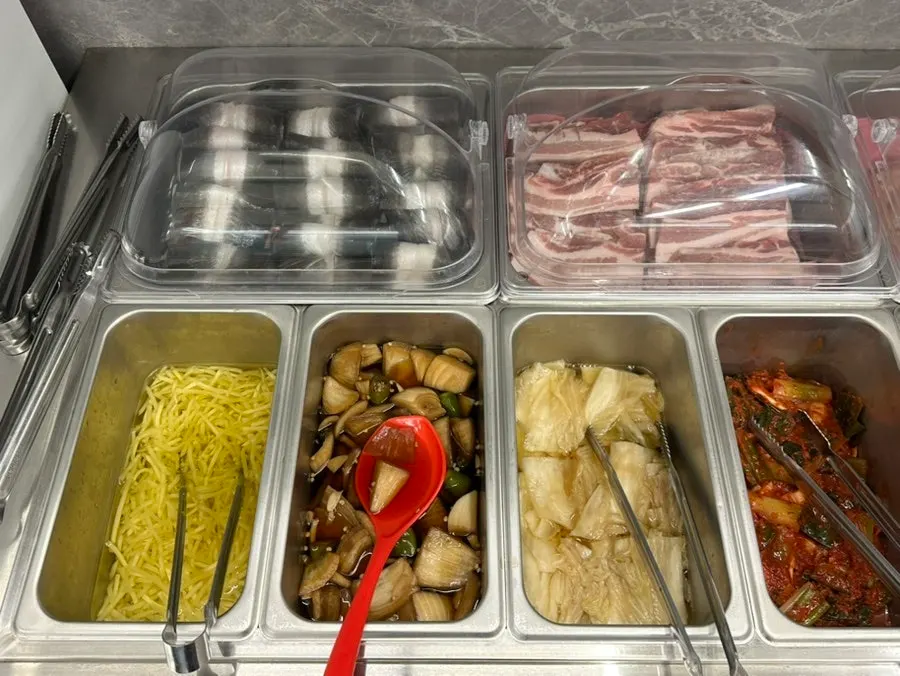쌈 야채와 밑반찬이 놓인 셀프코너