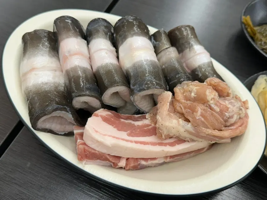 접시에 담긴 민물장어와 고기