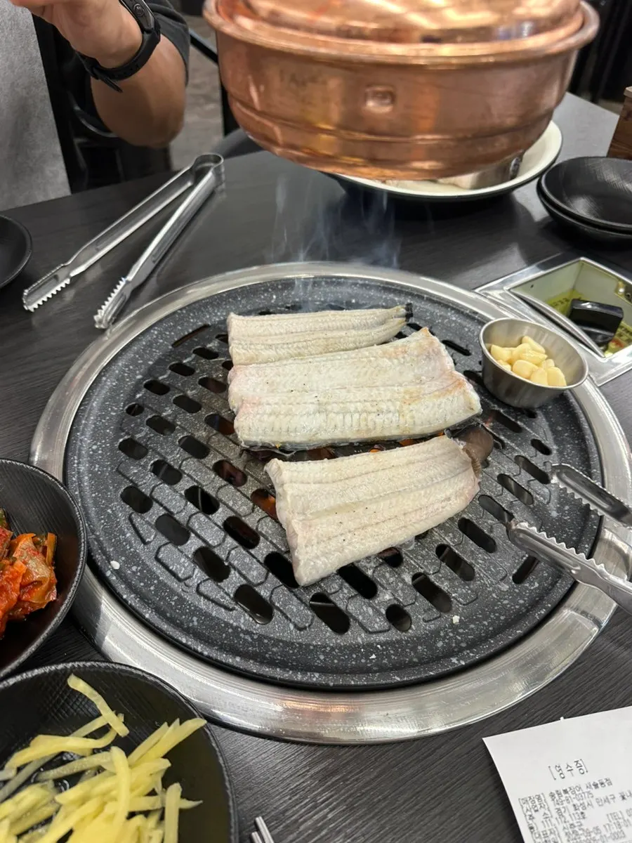 불판 위에서 껍질부터 굽는 민물장어