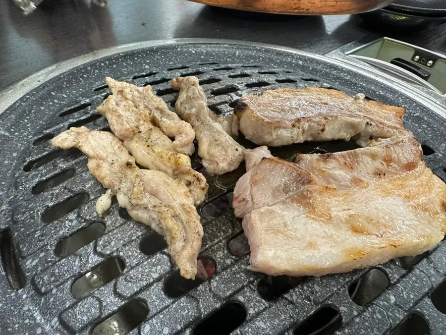 잘라서 세로로 구운 장어와 곁들임