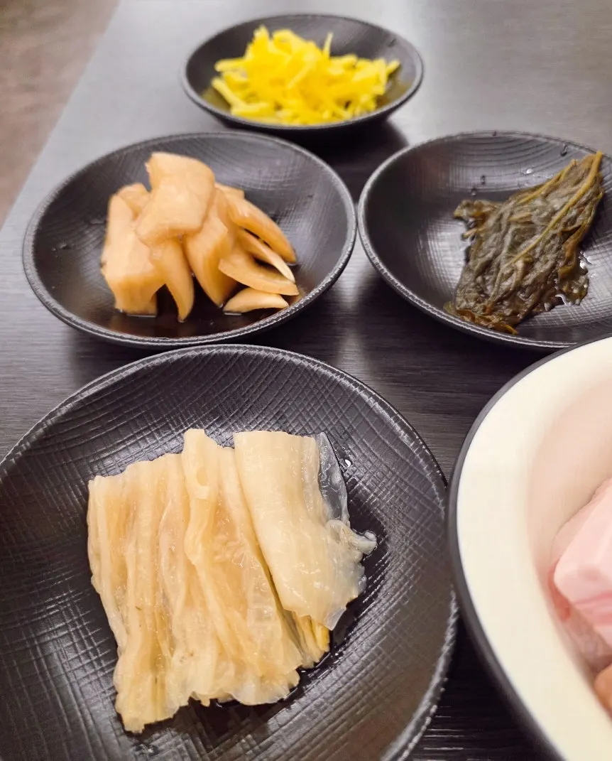 Side dishes and wrapping greens that pair with eel