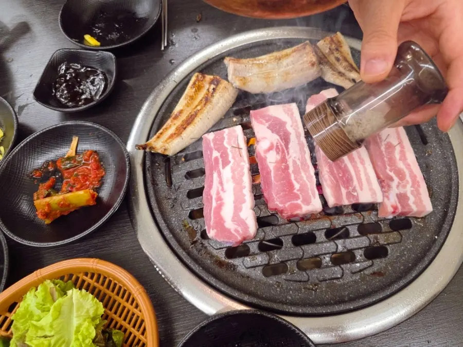 A table alternating between eel and pork belly