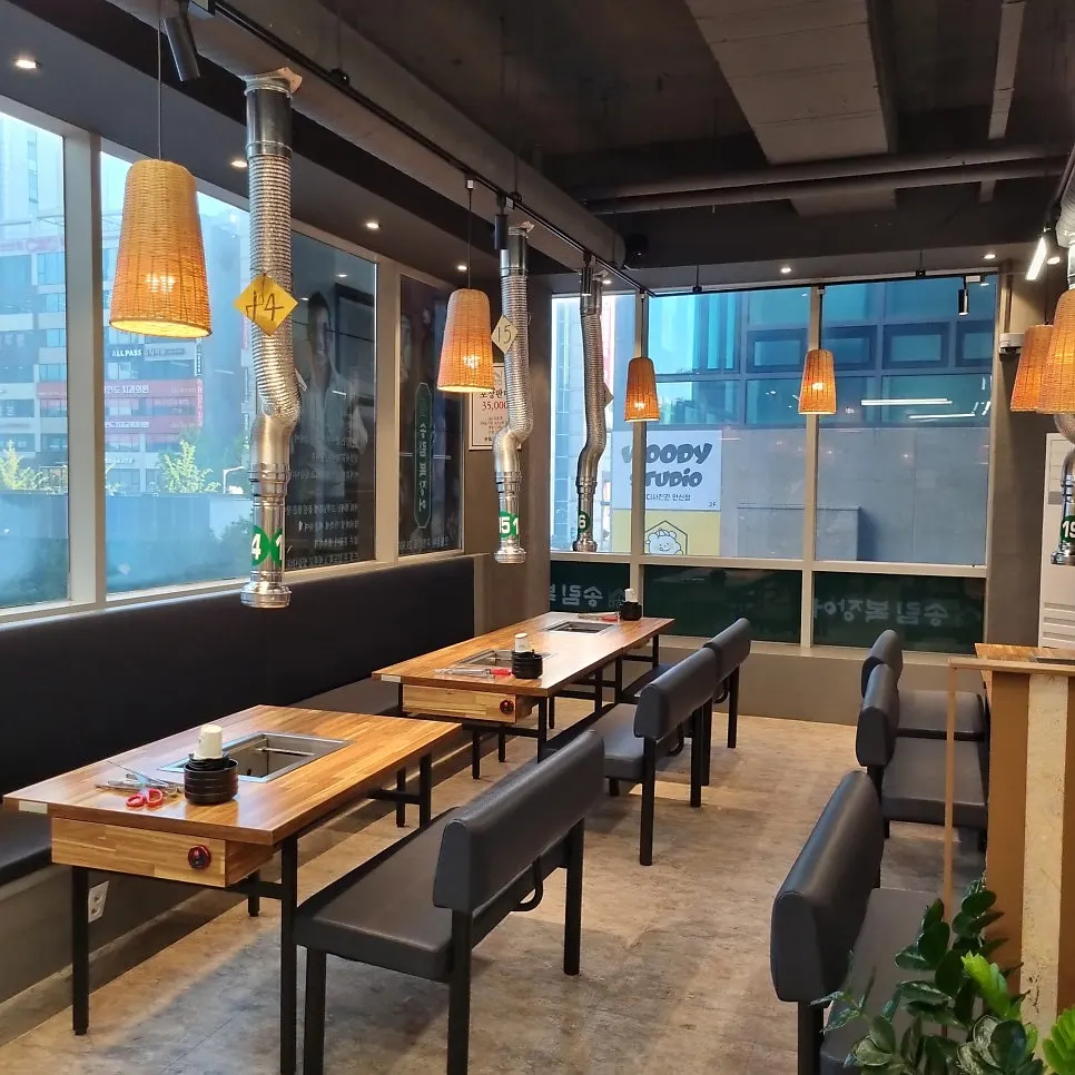 매장 입구와 안내 간판