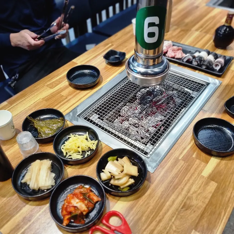 테이블에 차려진 정갈한 밑반찬