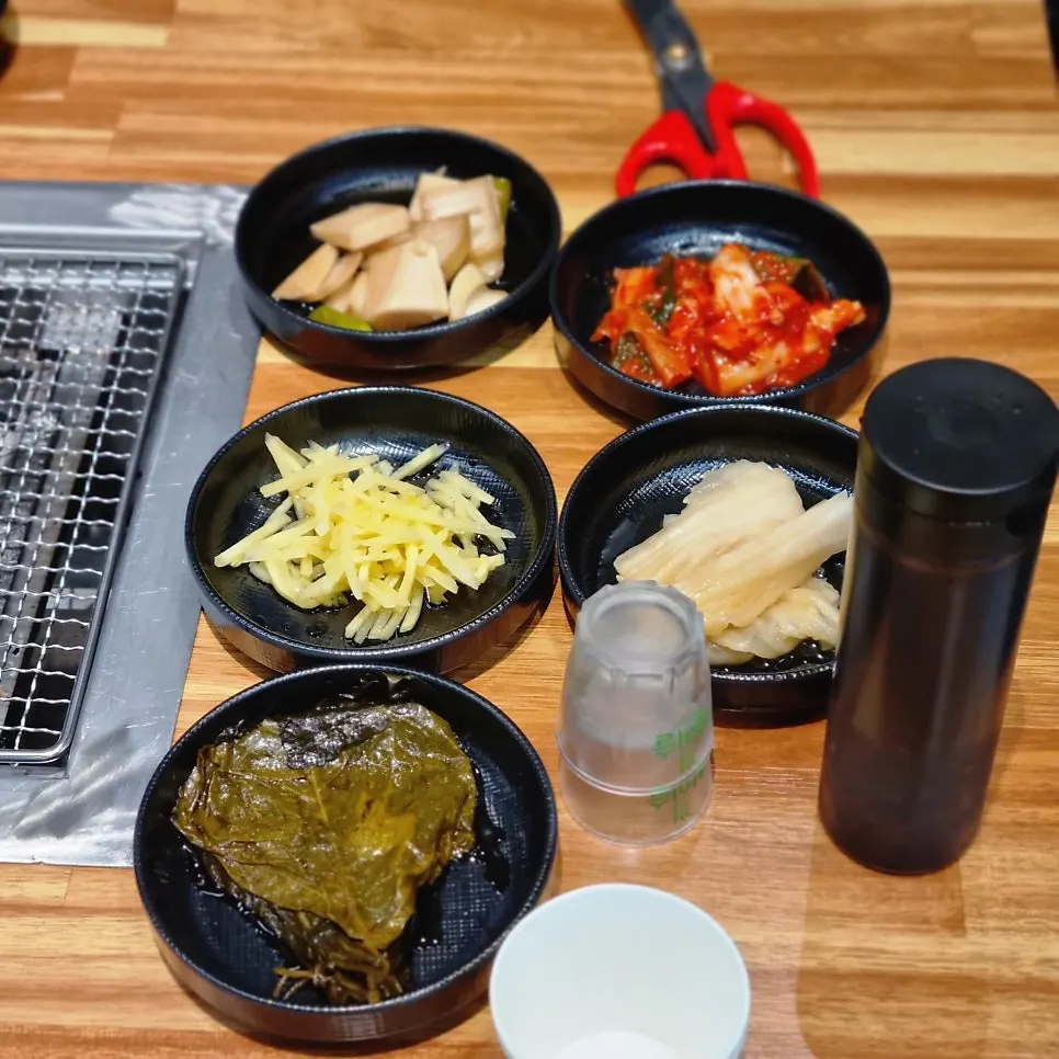 쌈 싸 먹기 좋은 채소와 반찬 구성