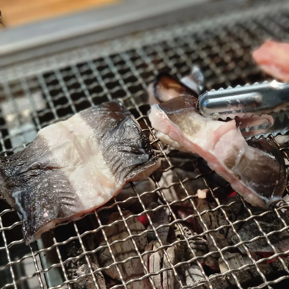 불판 위 삼겹살과 장어