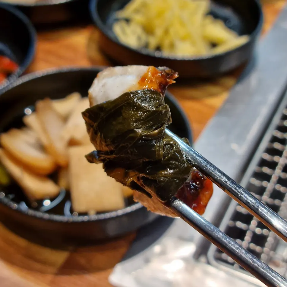 장어 쌈 조합으로 싸 먹는 모습