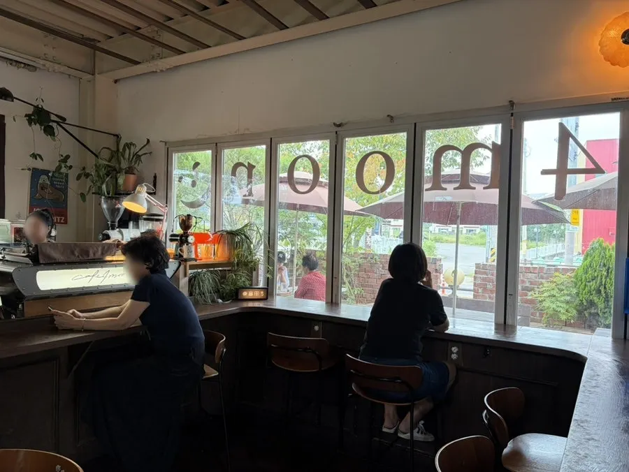 本館と屋外テラスがあるカフェ空間