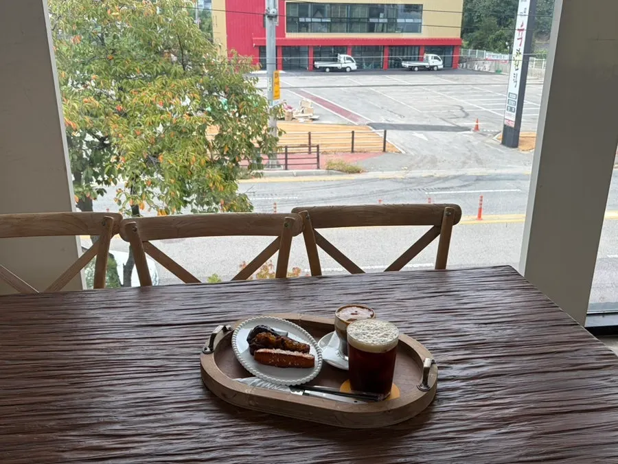 Ordered financiers and coffee