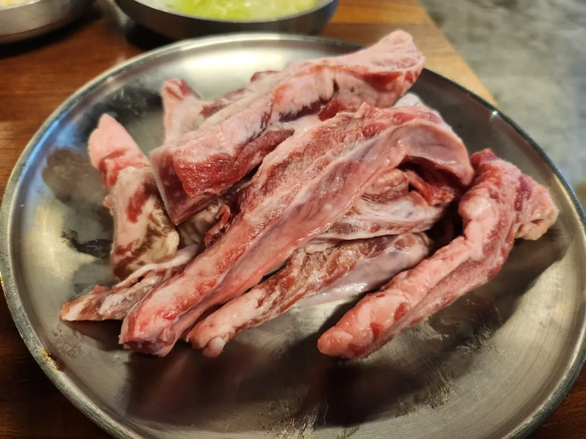 Jugeoksal with lettuce and shredded scallions