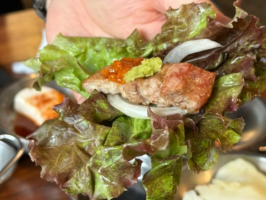 반찬과 곁들인 삼겹살
