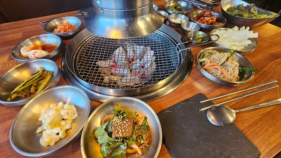 주걱집 테이블에 차려진 기본상