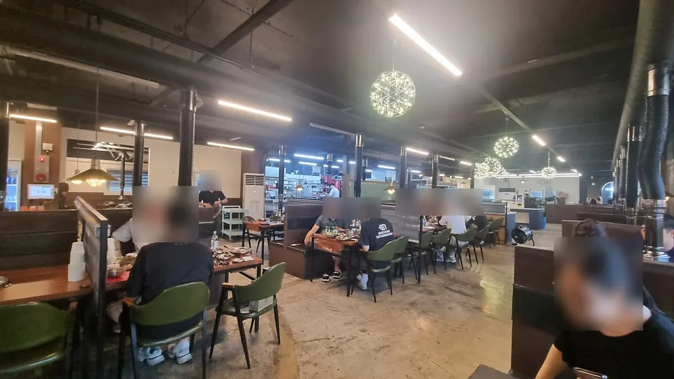 손님으로 찬 주걱집 홀 내부