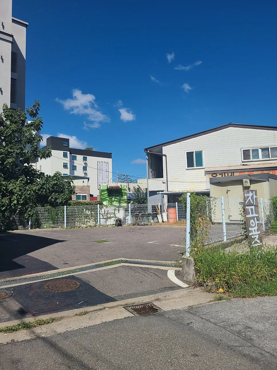 Private parking lot beside Jugeokjip