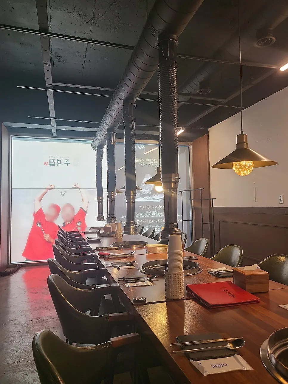 Spacious dining hall with plenty of tables at Jugeokjip