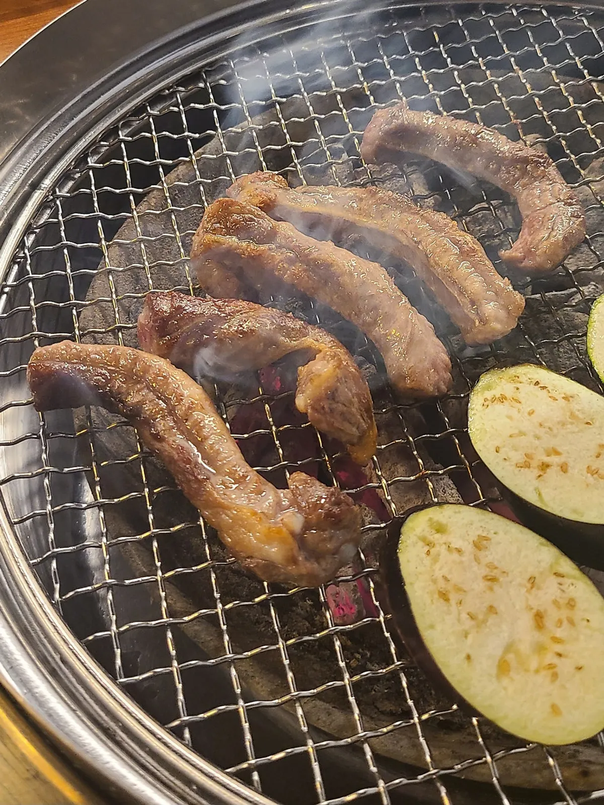 Jugeoksal grilling over charcoal