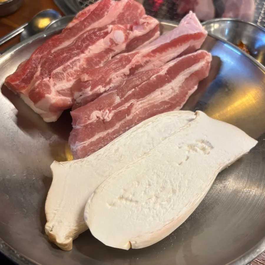접시에 담긴 숯불 생삼겹살