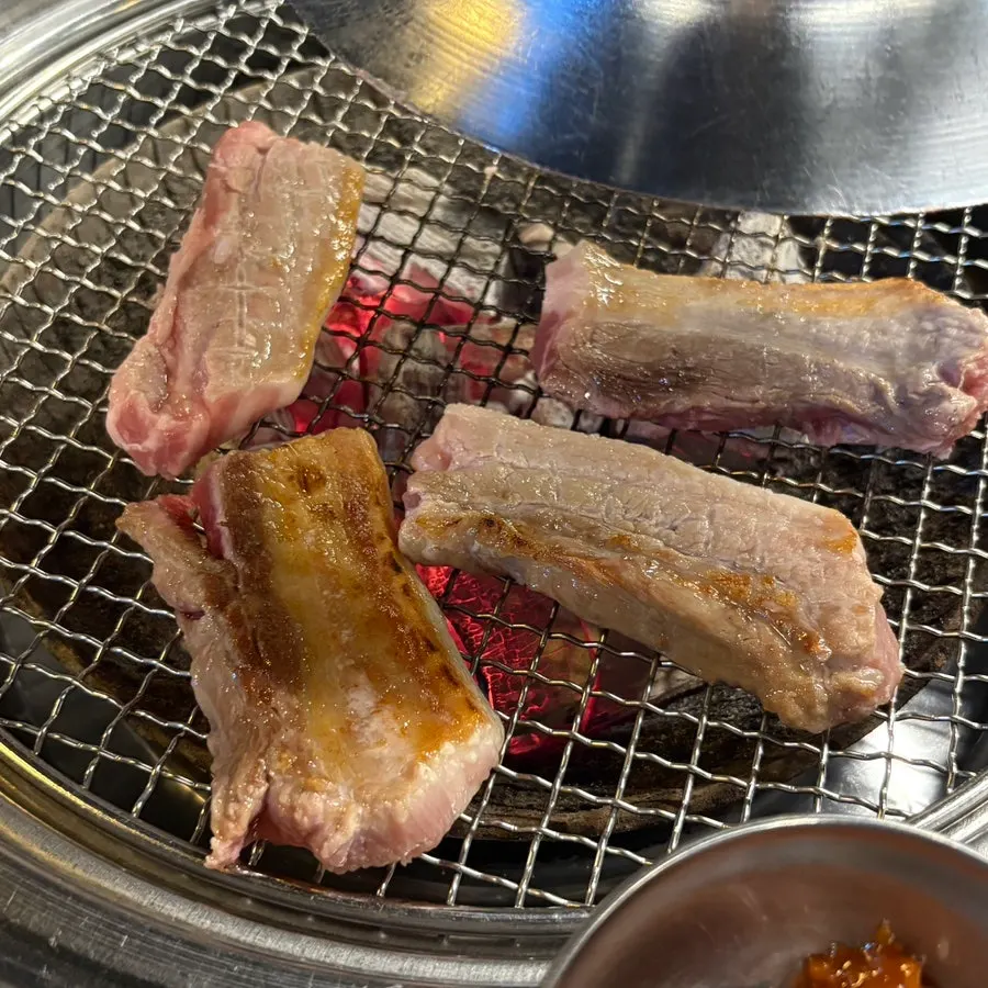 불판 위에서 굽는 생삼겹살