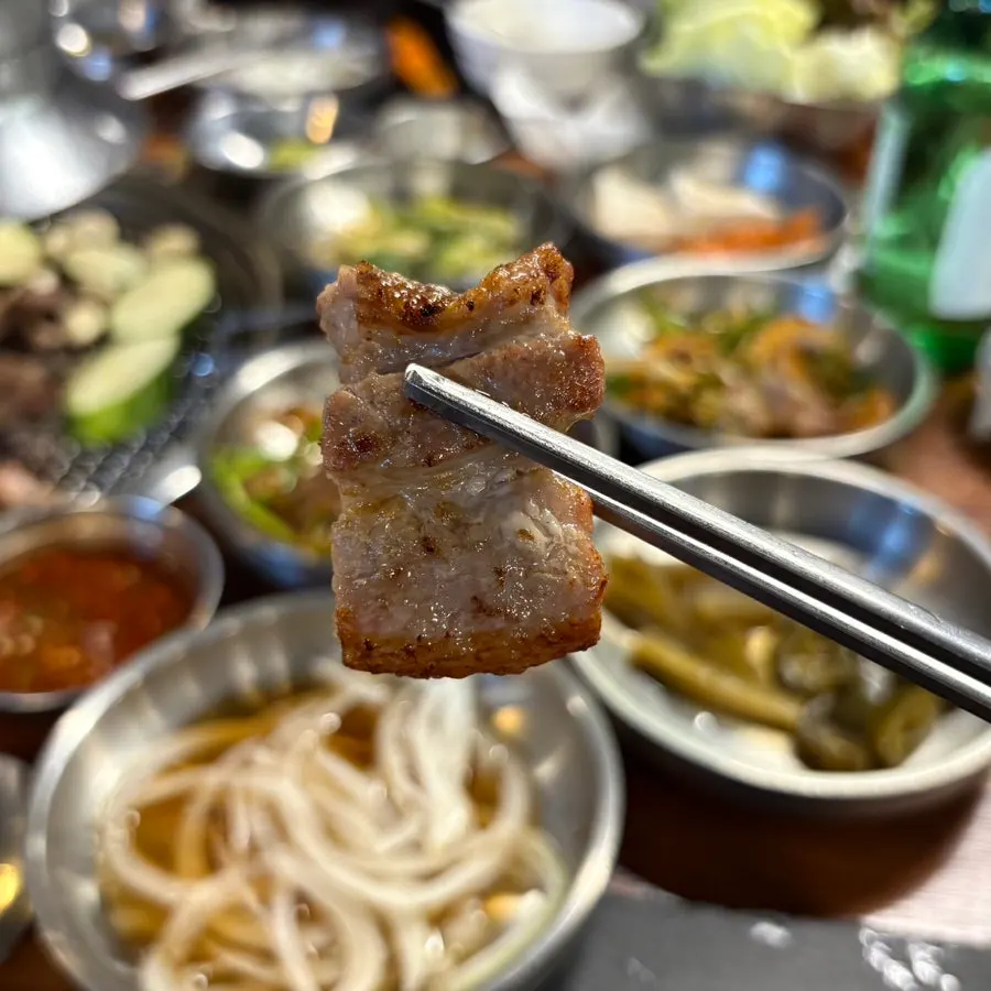 노릇하게 익은 두툼한 삼겹살