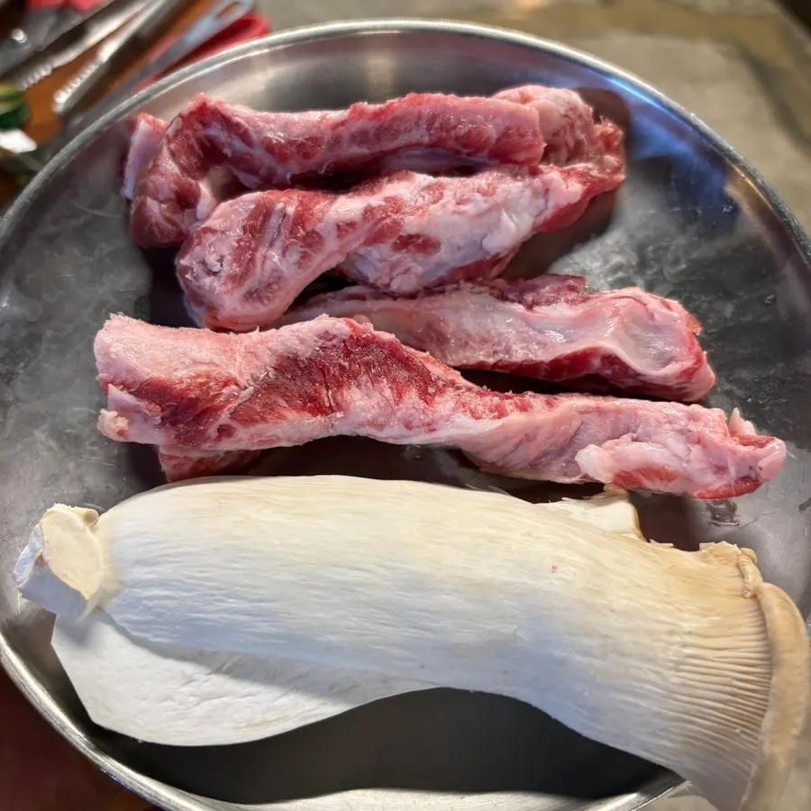 무제한 소주 한 잔과 고기 상차림