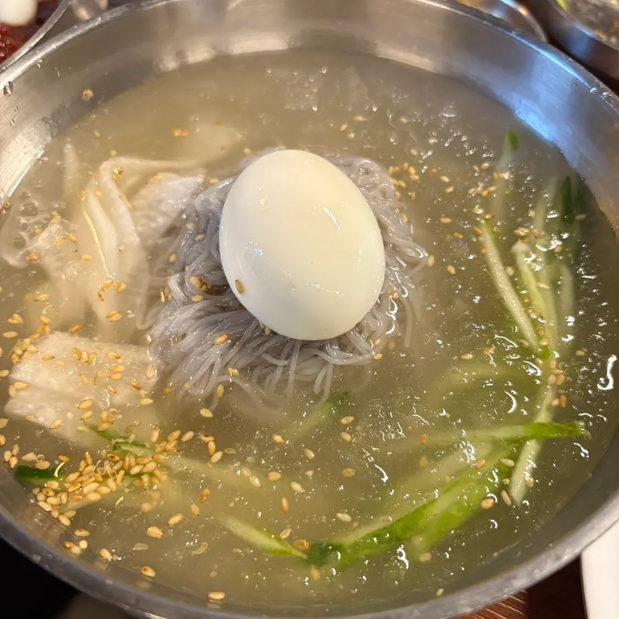 비빔장을 올린 비빔냉면
