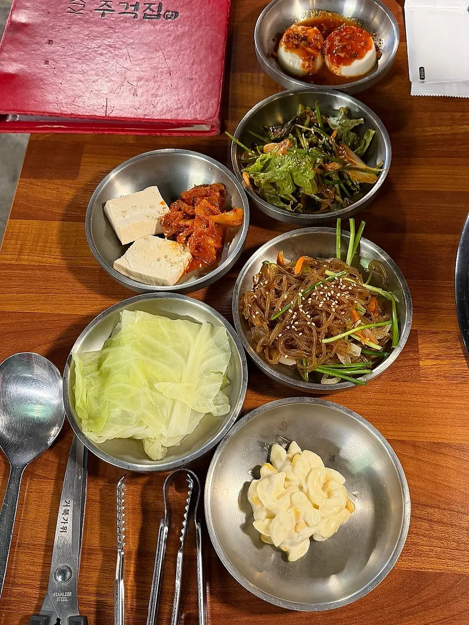 예약 손님을 위해 미리 차려진 기본 상차림