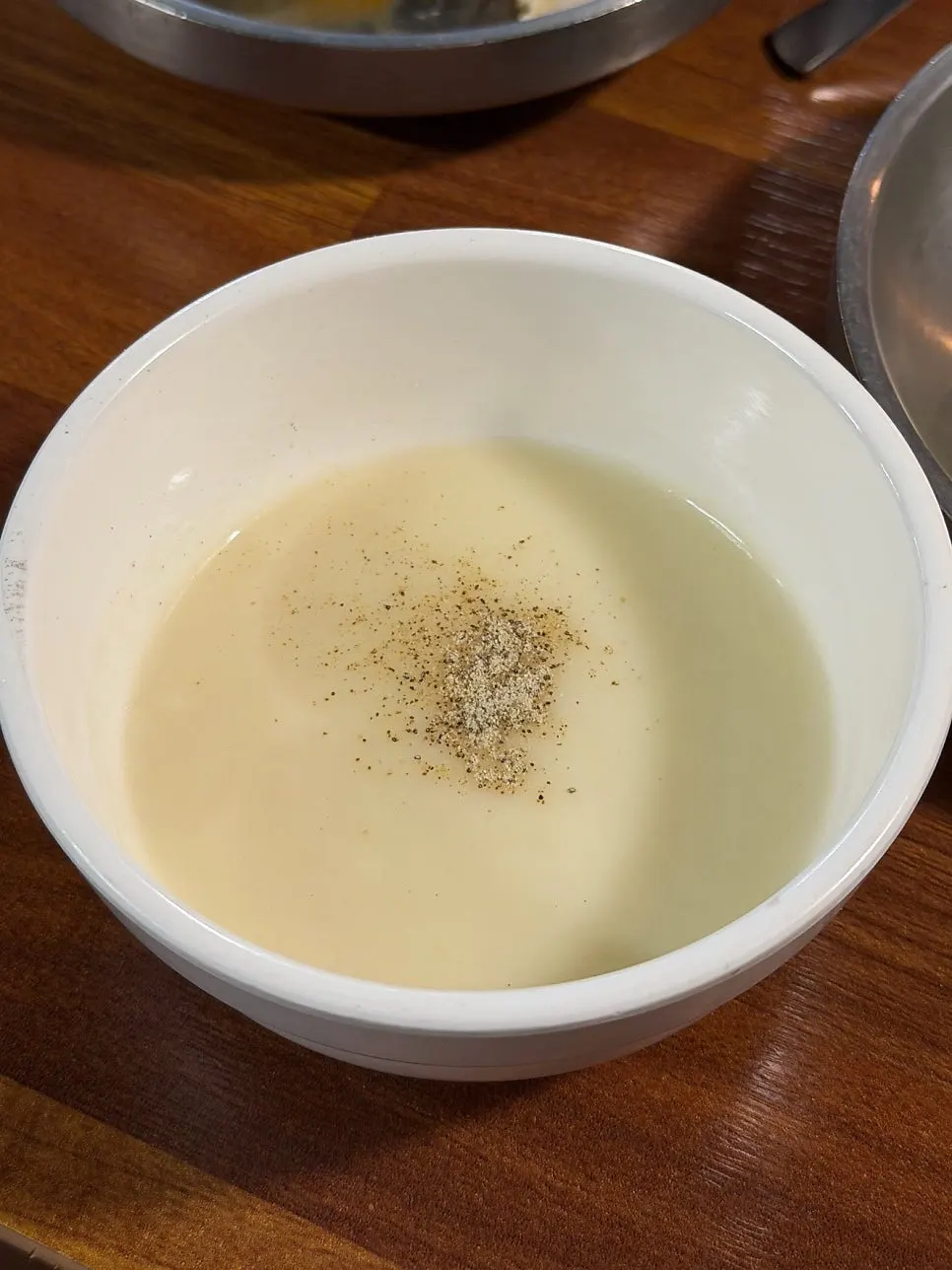 셀프바에 놓인 옥수수와 떡볶이 핫푸드