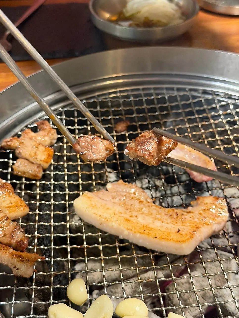 할인가로 추가 주문한 고기 한 접시